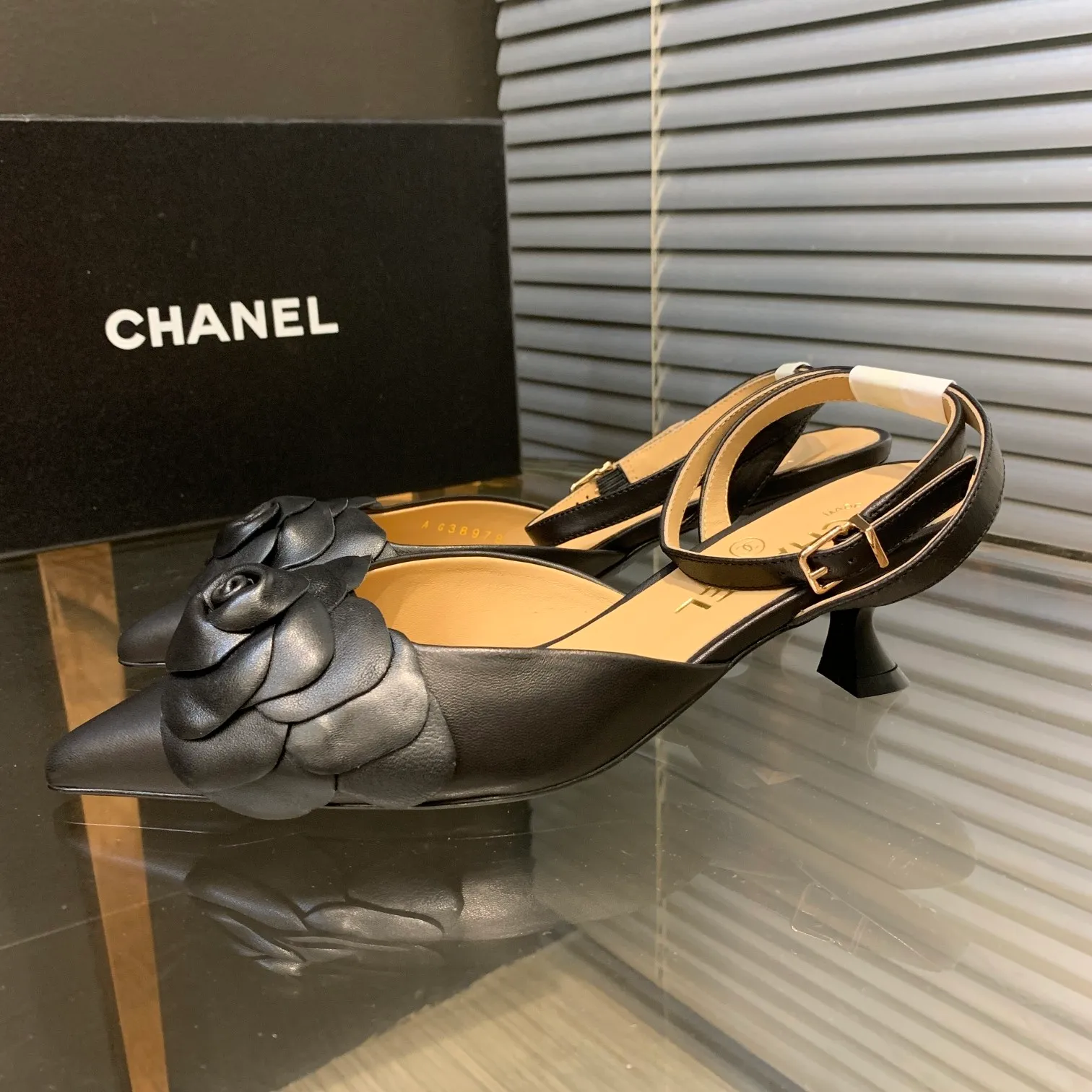 👟👟Ex-factory price 600👟👟 🍀Chanel's new flagship series of sandals in the counter are newly released 2022S summer series, exquisite retro shoes, the latest camellia flower design of Jindian Xiaoxiang on the upper is exquisite and fashionable, a popular model among domestic and foreign bloggers Upper: original Italian imported sheepskin original one-to-one sheepskin handmade camellia🌸 Inner lining: imported mixed sheepskin lining Outsole: Genuine leather outsole imported from Italy Size number: 35-39 (40, 41 customization is non-returnable) Heel height: 4cm Delivered with luxurious latest counter packaging